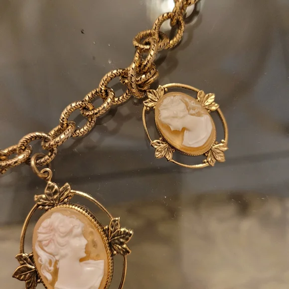Unique Vintage Gold and Cream Cameo Necklace - Picture 4 of 6